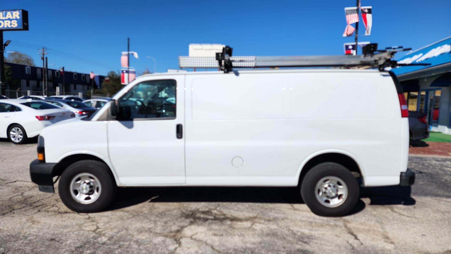 2020 White Chevrolet Express 3500 Cargo (1GCZGGFG7L1) with an 6.0L V8 OHV 16V FFV engine, 6A transmission, located at 1842 Wirt Road, Houston, TX, 77055, (713) 973-3903, 29.805330, -95.484787 - Photo#1